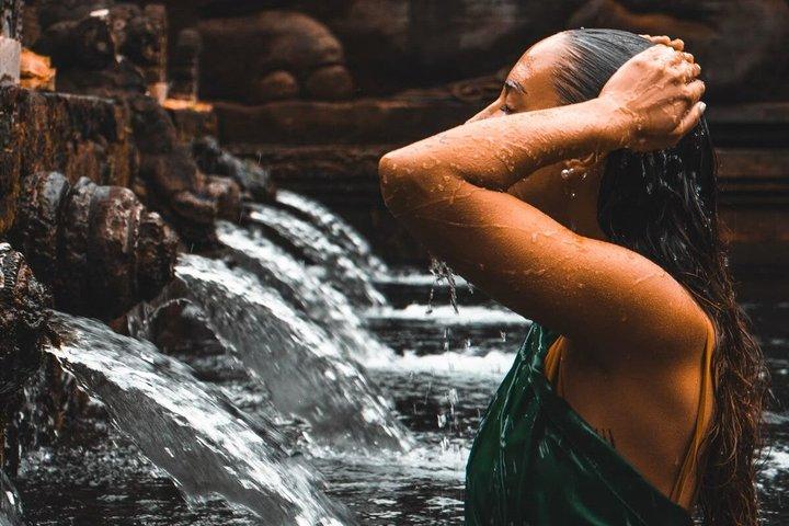 Purificación en el Templo Tirta Empul - Limpieza de Agua Santa
