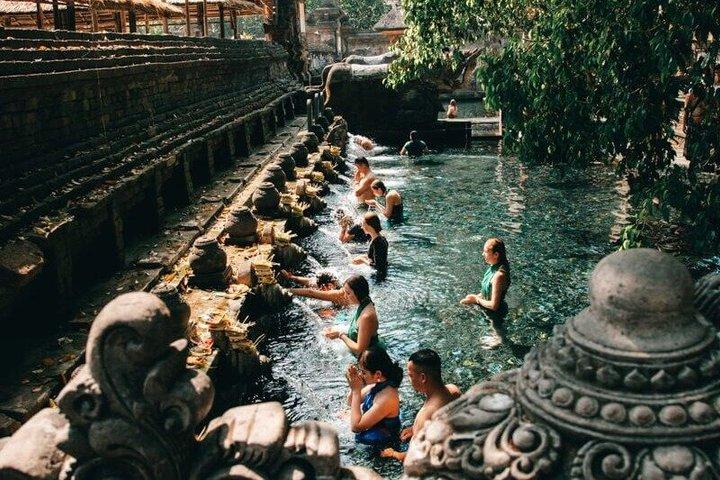 Purificación en el Templo Tirta Empul - Limpieza de Agua Santa