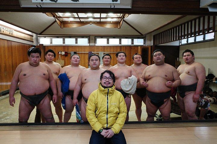 座席、写真、音声ガイドで本格東京相撲稽古