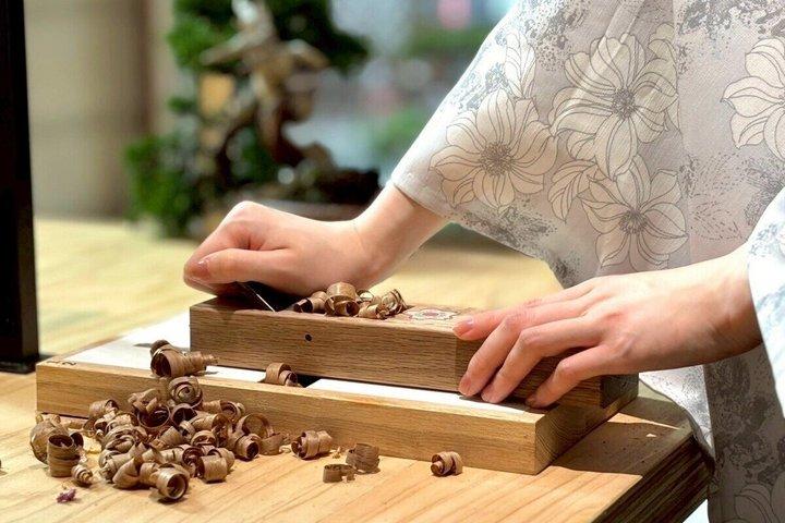 Crea palillos únicos en el edificio de madera de 100 años de Kioto