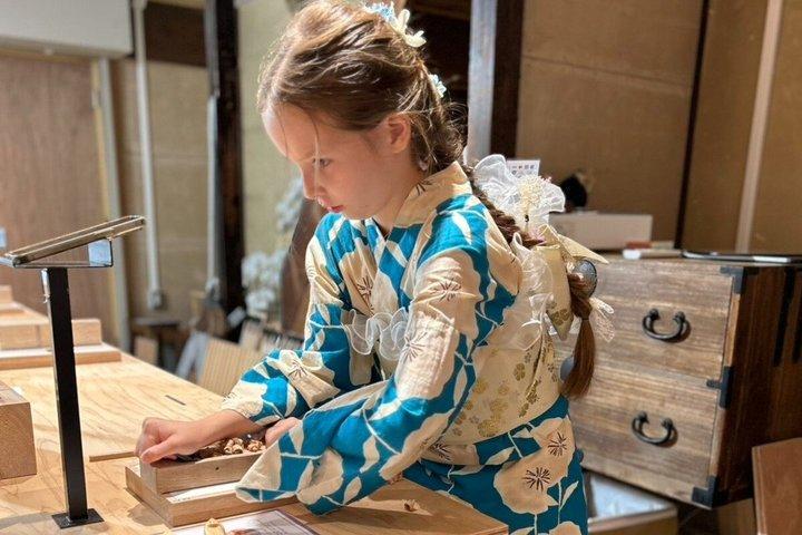 Erstellen Sie einzigartige Essstäbchen in Kyotos 100 Jahre altem Holzgebäude