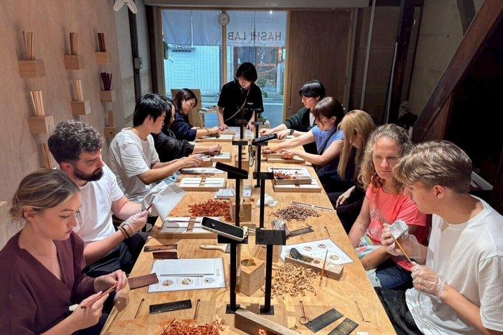 Crea palillos únicos en el edificio de madera de 100 años de Kioto