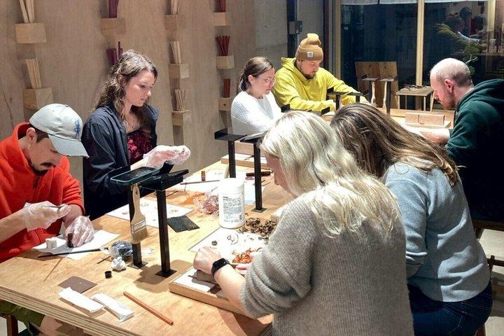 Crea palillos únicos en el edificio de madera de 100 años de Kioto