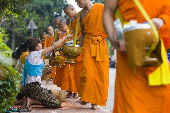 Excursion privée d'une journée à Luang Prabang sur mesure avec un Guide local