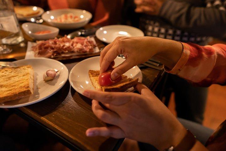 Poble Sec and Sant Antoni Tapas and Wine Tour in Barcelona