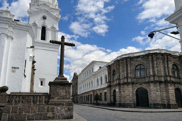 Tour a pie por Quito : Explora los principales lugares de interés y joyas ocultas
