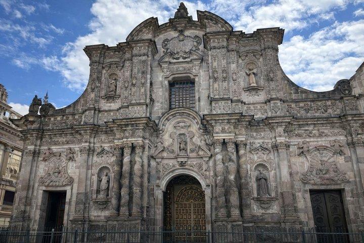 Tour a pie por Quito : Explora los principales lugares de interés y joyas ocultas