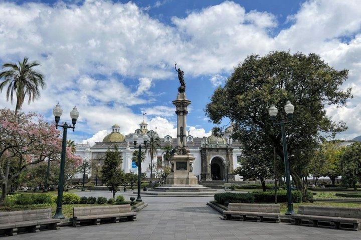 Tour a pie por Quito : Explora los principales lugares de interés y joyas ocultas