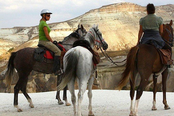 カッパドキア：妖精の煙突を巡る乗馬アドベンチャー