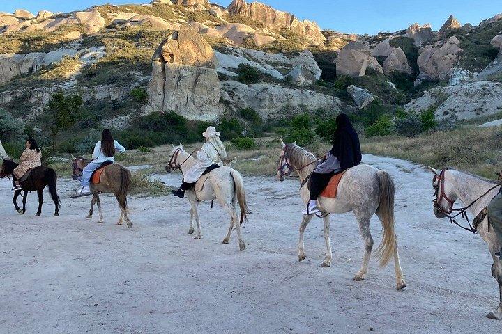 カッパドキア：妖精の煙突を巡る乗馬アドベンチャー