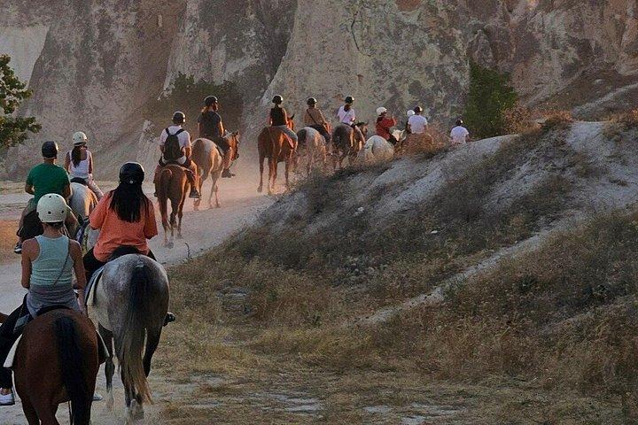 カッパドキア：妖精の煙突を巡る乗馬アドベンチャー