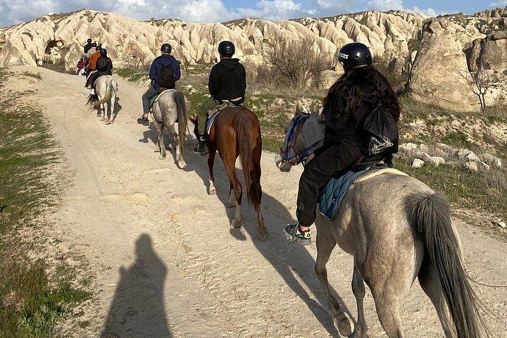 カッパドキア：妖精の煙突を巡る乗馬アドベンチャー