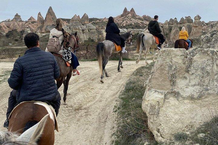 カッパドキア：妖精の煙突を巡る乗馬アドベンチャー