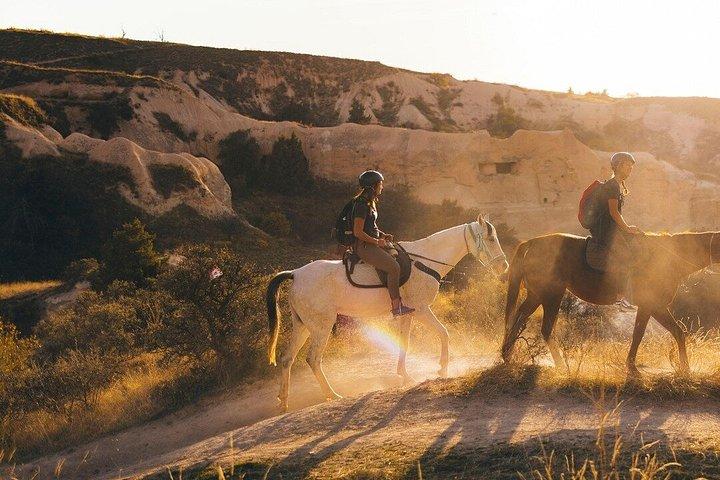 カッパドキア：妖精の煙突を巡る乗馬アドベンチャー