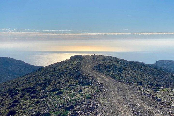 プシロリティス山自然公園、ゼウス洞窟、ザロス湖（昼食付き）