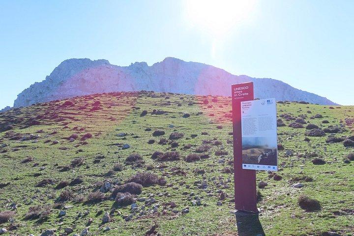 プシロリティス山自然公園、ゼウス洞窟、ザロス湖（昼食付き）