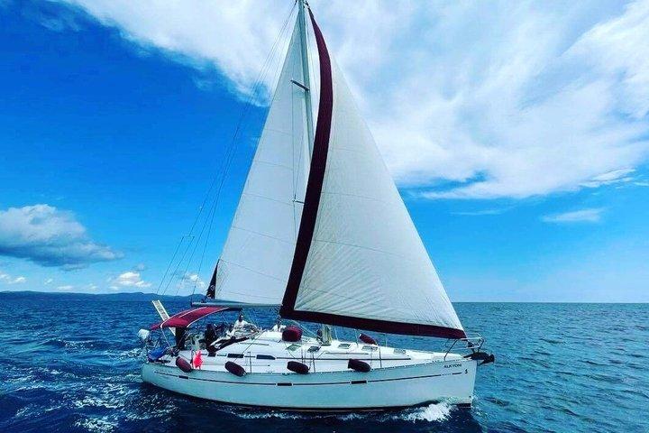 Tour privato in barca a vela per un giorno Visita a Calcidica
