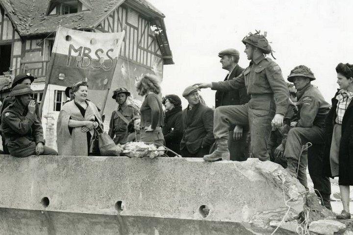 Normandy D-Day Juno Beach: Immersive Small Group Tour from Paris