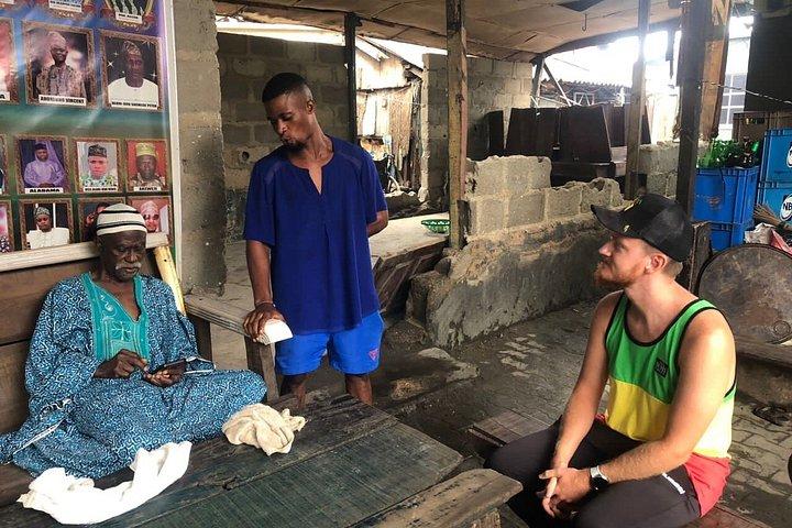 Makoko Floating Slum Ein authentisches Erlebnis mit Sohn des Häuptlings