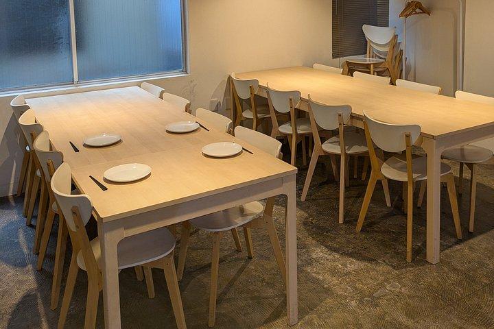 文化試飲ツアーお好み焼き作りとモダンサムライショー