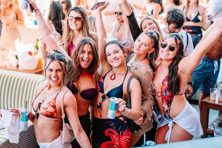 Las Vegas Pool Crawl with Party Bus & Free Drinks
