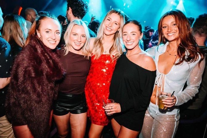 Bar Crawl Benidorm : 4 Locales 1 Noche Incluyendo Karaoke & Bebidas