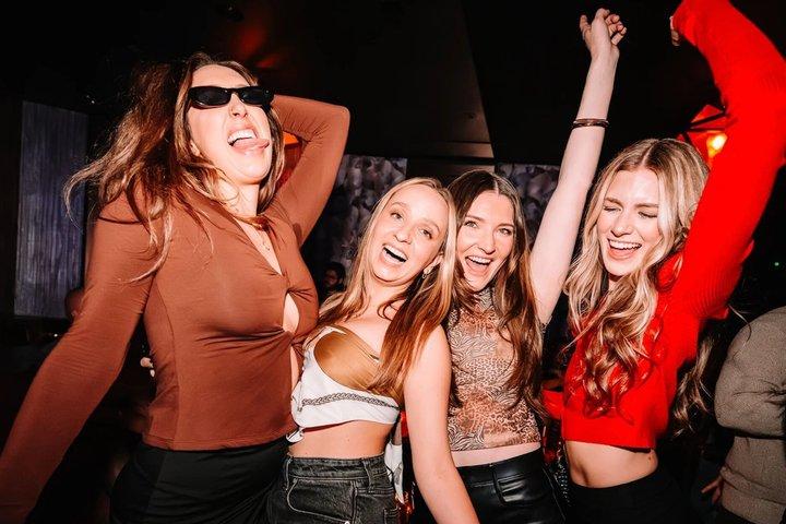 ラスベガス：パーティーバス、エクスプレスエントリー＆ドリンク付きVIPクラブクロール
