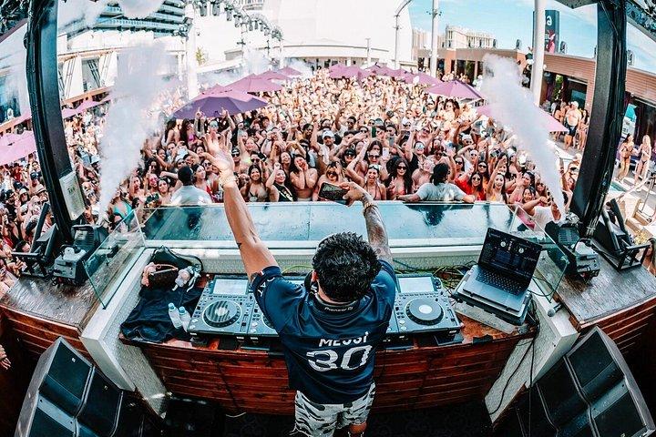 Las Vegas: VIP Pool Crawl with Party Bus, Express Entry & Drinks