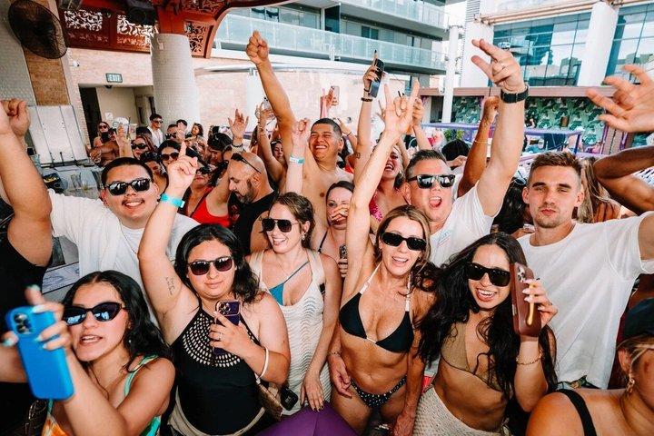 Las Vegas: VIP Pool Crawl with Party Bus, Express Entry & Drinks