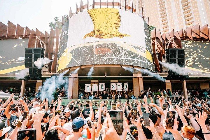 Las Vegas: VIP Pool Crawl with Party Bus, Express Entry & Drinks
