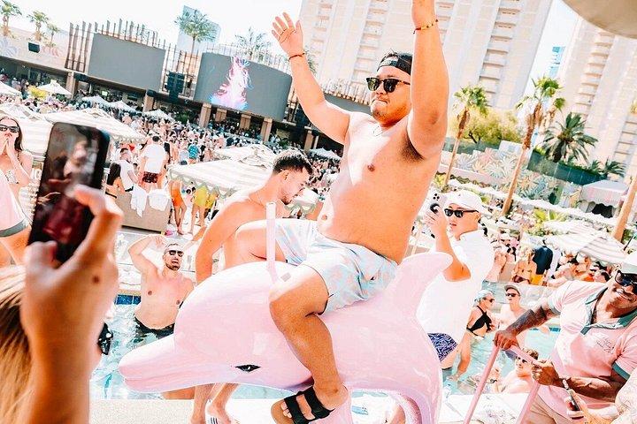 Las Vegas: VIP Pool Crawl with Party Bus, Express Entry & Drinks