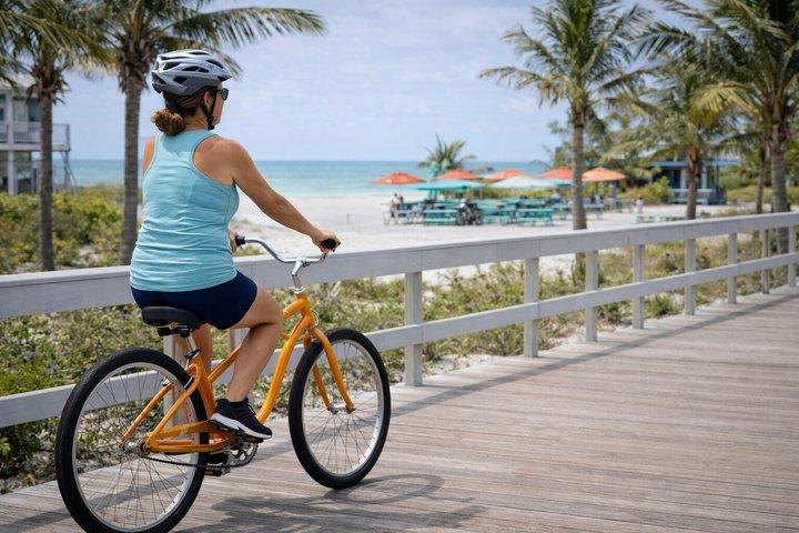 アンナマリア島のレディース自転車レンタル