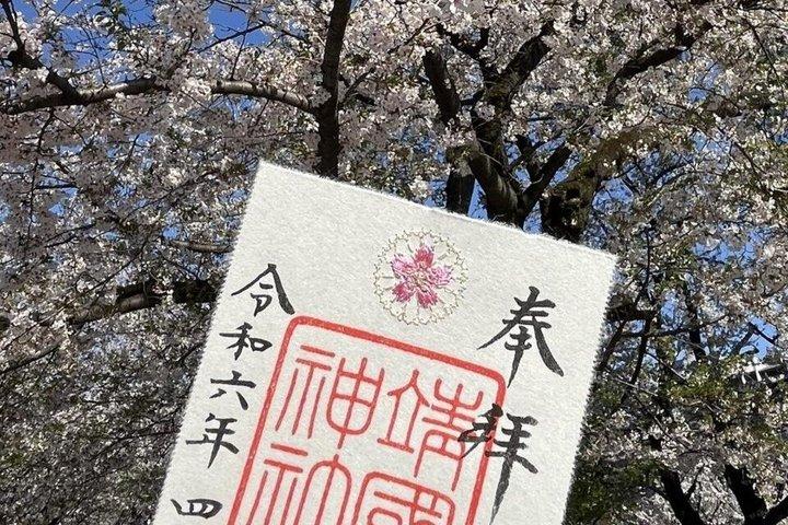 靖国神社柴犬散歩 東京の静かな一面を探る