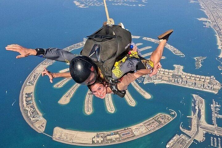 ドバイでスカイダイビング体験（写真とビデオ付き）