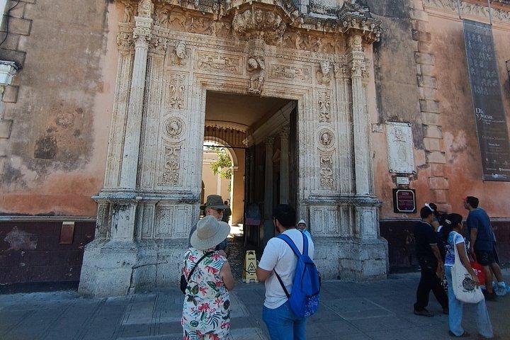 ユカタン州メリダの市場を歩く地元の人々。
