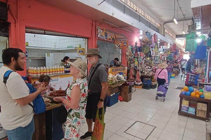 ユカタン州メリダの市場を歩く地元の人々。