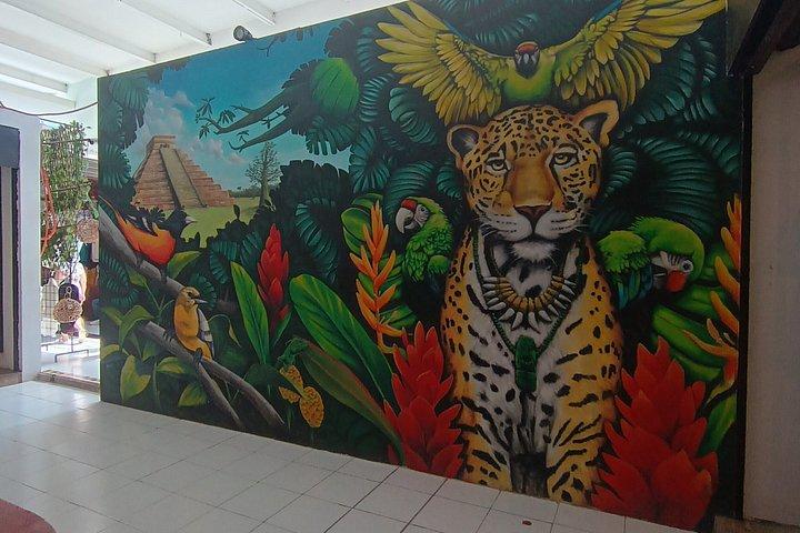 ユカタン州メリダの市場を歩く地元の人々。