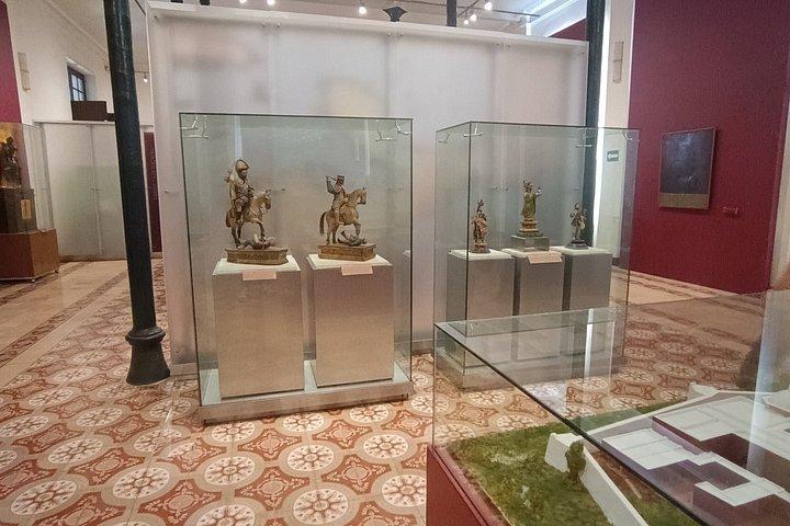 ユカタン州メリダの市場を歩く地元の人々。