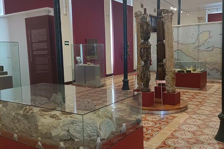 ユカタン州メリダの市場を歩く地元の人々。