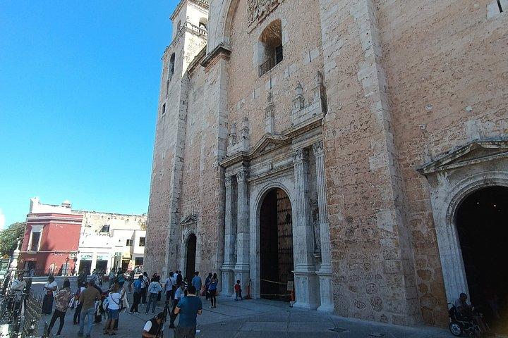 ユカタン州メリダの市場を歩く地元の人々。