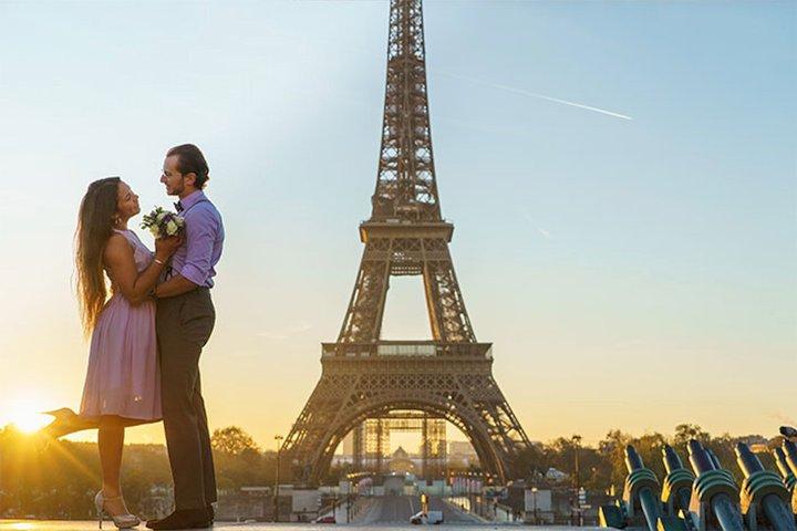 Romántico Experiencia de propuesta Eiffel con recogida privada y guía