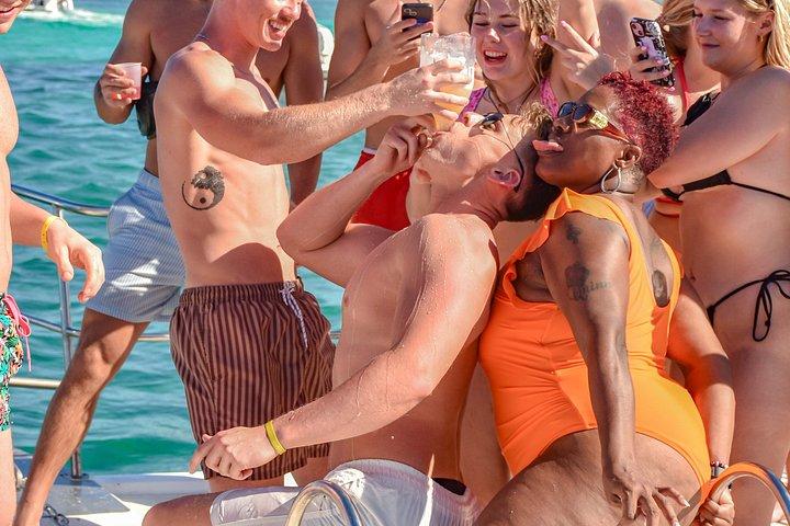 プンタ・カナの春休みパーティーボートクルーズ（オープンバー付き）