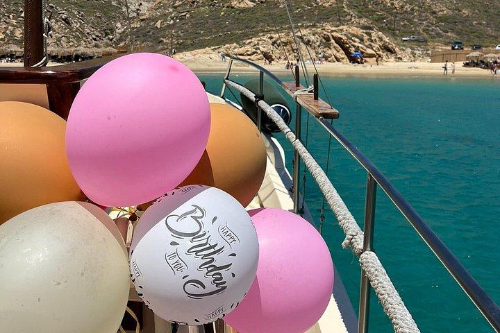 ミコノス島のプライベート木造船パーティーでお祝い