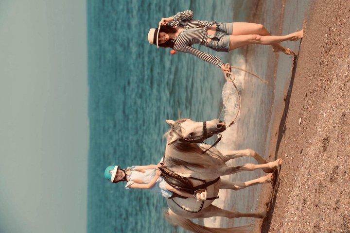 サイドで乗馬-マナビガットの森とビーチでのホースツアー
