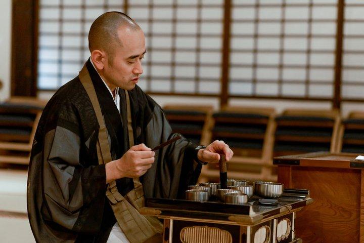 夜のお寺体験禅とドローン仏