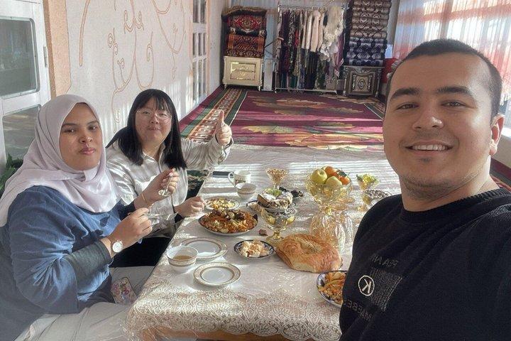 Classe de culinária uzbeque em uma aldeia tradicional