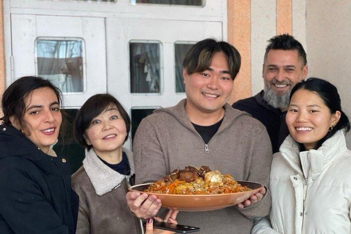 Classe de culinária uzbeque em uma aldeia tradicional