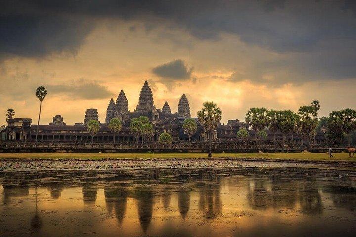Tour per piccoli gruppi all'alba di Angkor Wat con colazione