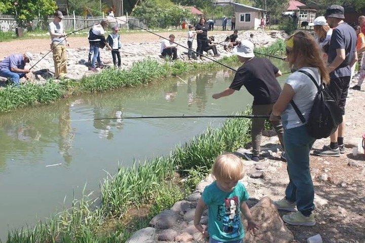 アルマトイジーププライベートツアー：イシク湖、トゥルゲンの滝、マス農場