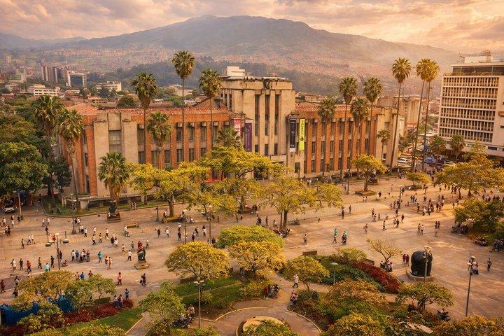 Private Medellín City Tour + Comuna 13 og Cable Car ride!